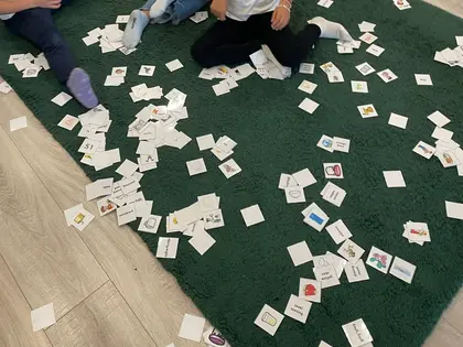 Bambini durante un’attività con carte illustrate in inglese