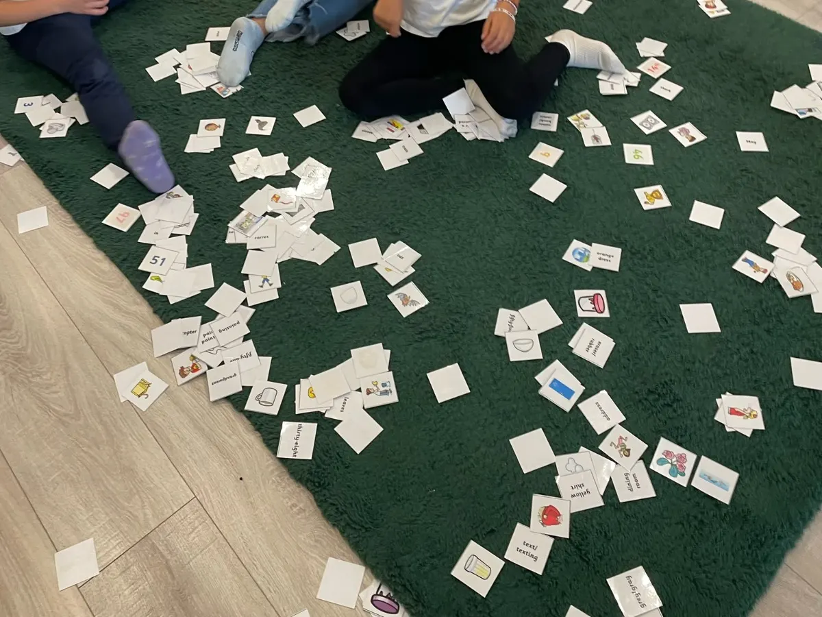 Bambini durante una lezione di inglese con carte visive