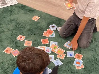 Studenti che giocano con carte vocabolo durante una lezione