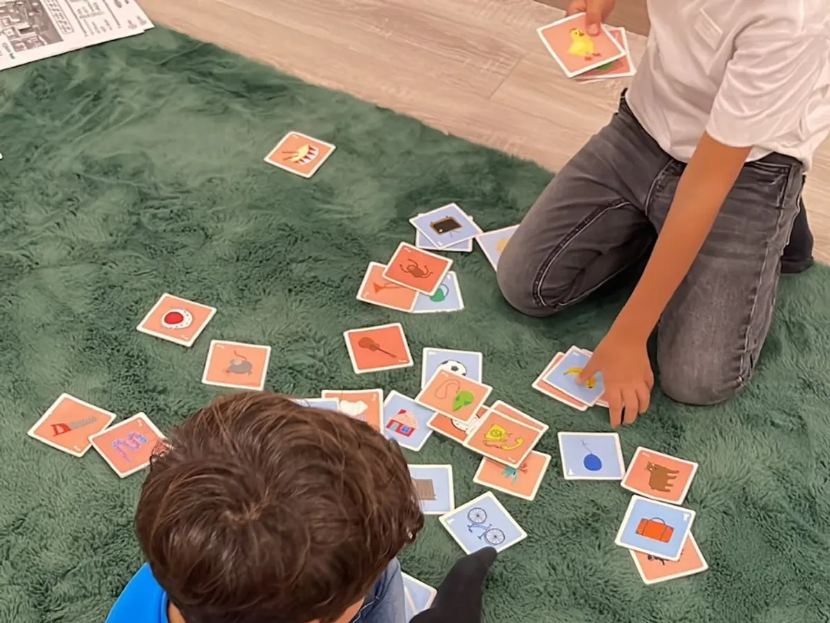 Lavoro di gruppo con carte visive durante una lezione di inglese