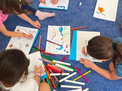 Bambini che disegnano e ripetono vocaboli in inglese