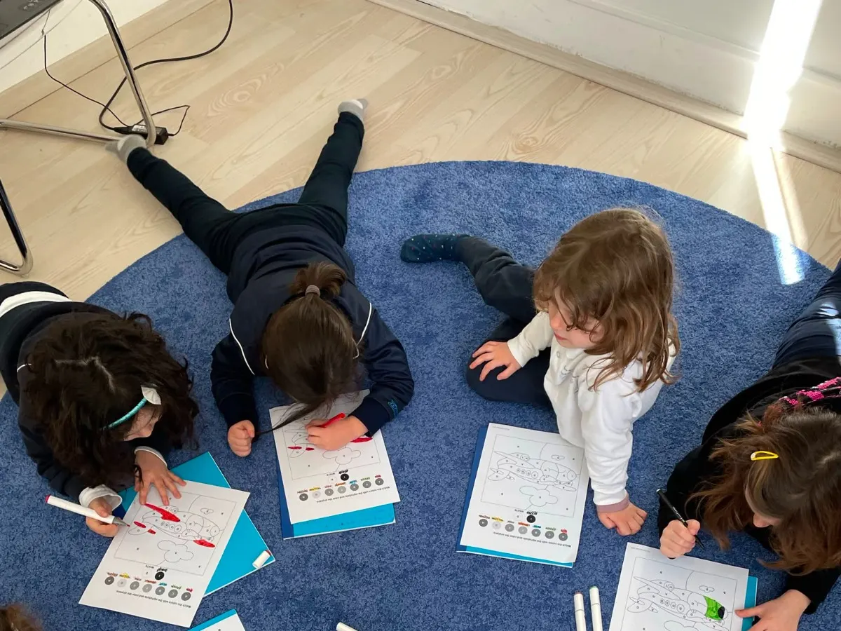 Studenti al lavoro insieme su attività in inglese